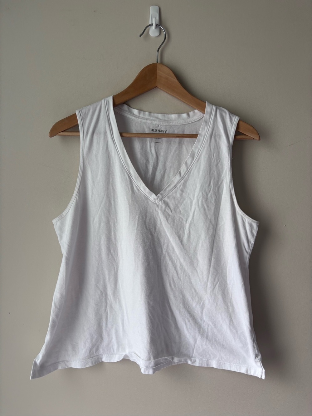 Old Navy White V-Neck Sleeveless Tank